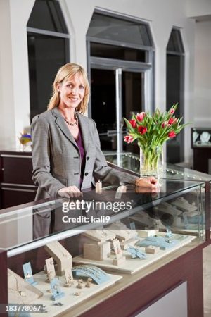 Mature woman, 40s, working in jewelry store